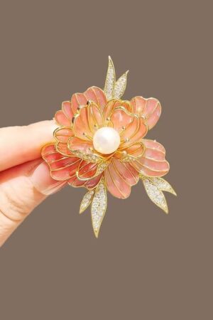 Wholesale and custom of exquisite environmental alloy brooch jewelry with diamonds for ladies; in stock
