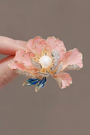 Wholesale and custom of exquisite environmental alloy brooch jewelry with diamonds for ladies; in stock