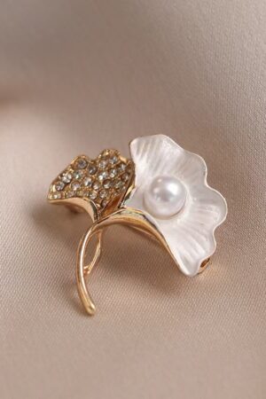 Wholesale and custom of exquisite environmental alloy brooch jewelry with diamonds for ladies; in stock