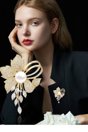 Wholesale and custom of exquisite environmental alloy brooch jewelry with diamonds for ladies; in stock